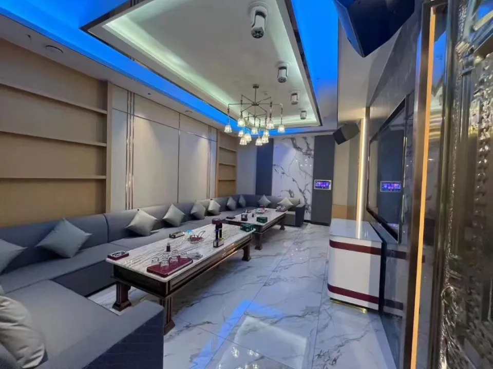 南宁皇家一号外地朋友来带去哪，航洋楼上吃完饭直接唱歌整晚不用换地方